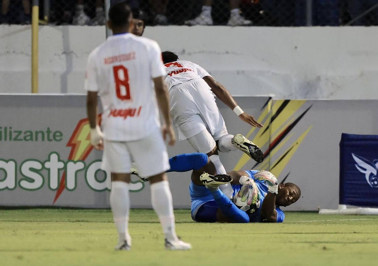 Luis ‘Buba‘ López llegó primero al balón que Jorge Benguché y el delantero del Olimpia voló por los aires.