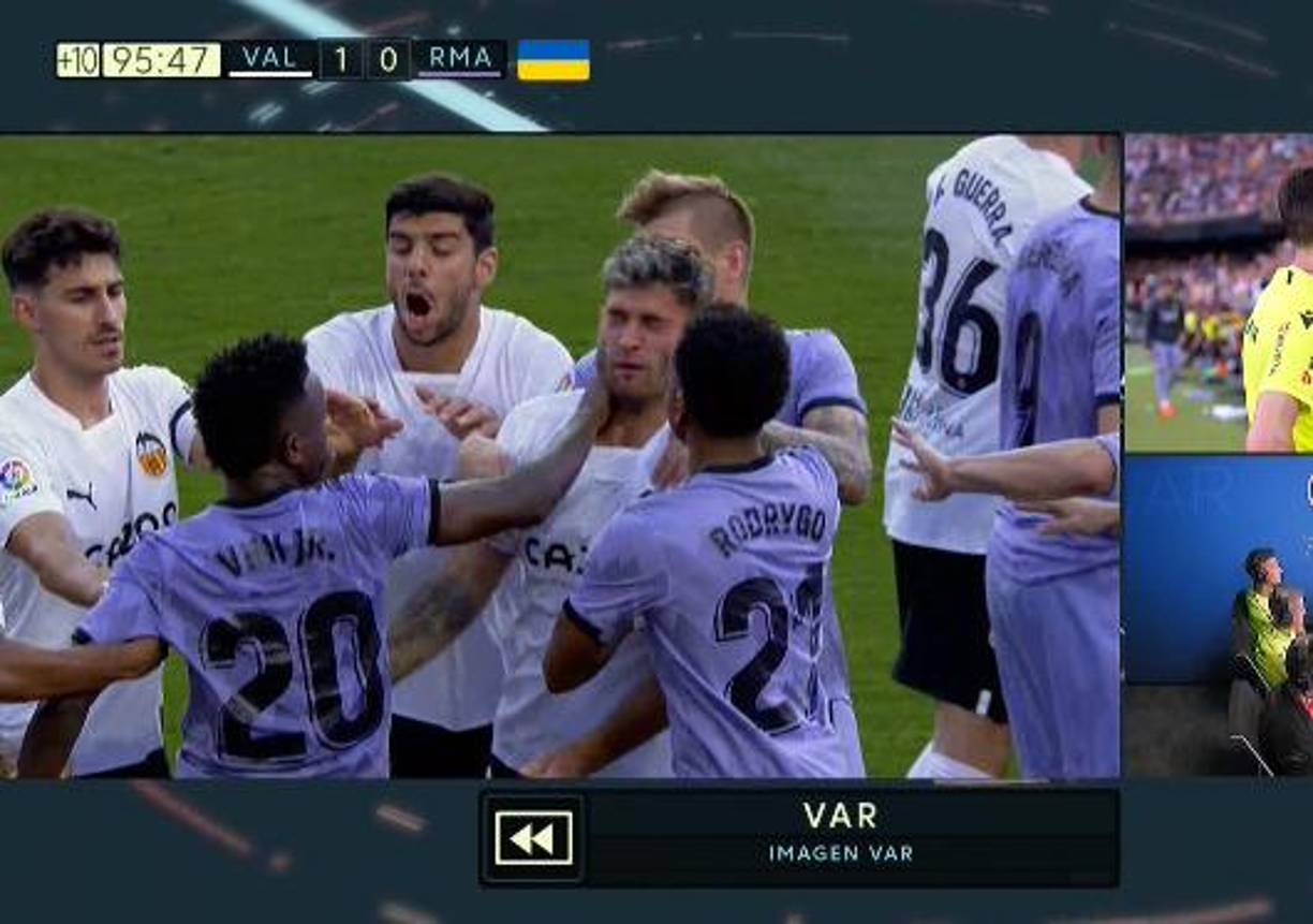 Vinicius fue expulsado tras su codazo.