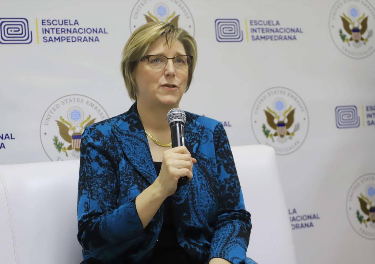 Por su parte, la diplomática se mostró agradecida con la<b> junta directiva</b> del colegio y contenta de compartir un momento productivo con estudiantes tanto de nivel primario como secundario.