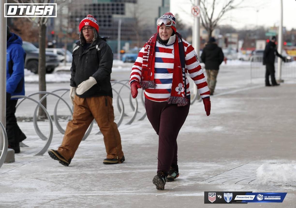 Los hinchas gringos también llegaron bien abrigados para el partido.