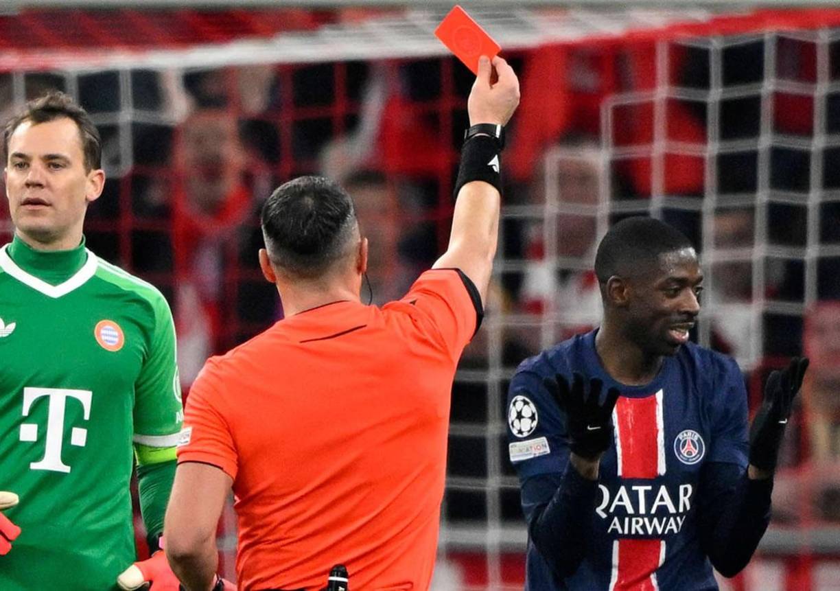 Ousmane Dembélé no podía creer su expulsión. El árbitro no lo perdonó y le mostró la tarjeta roja.