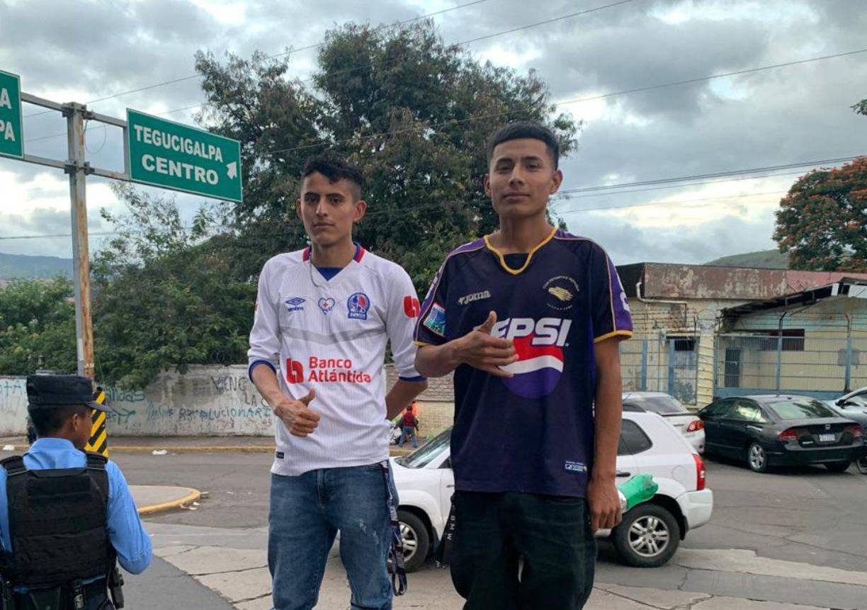 Estos aficionados dieron el ejemplo y posaron para el lente de Diario LA PRENSA. 