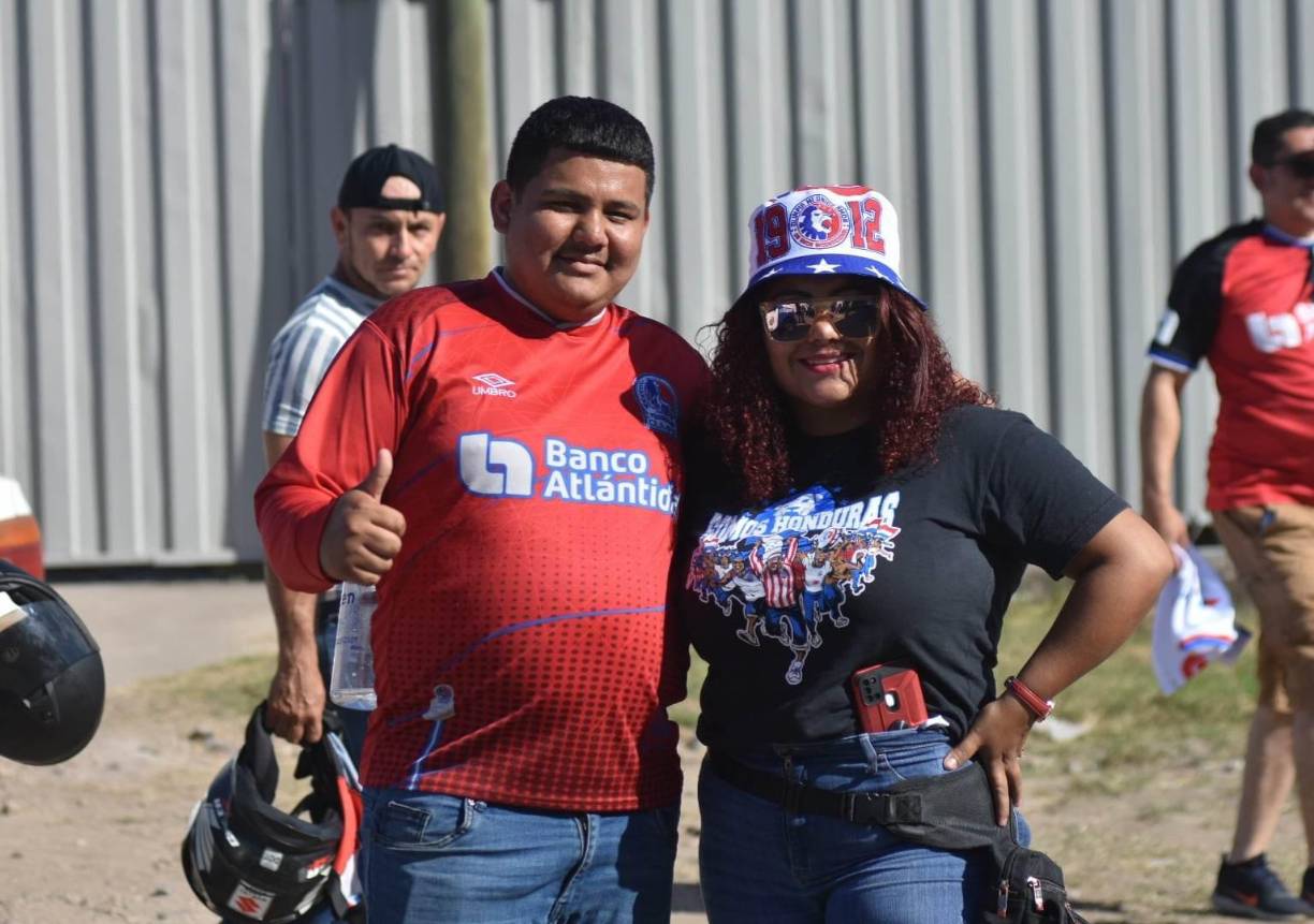 Los seguidores del Rey León posaron con los colores del Olimpia y disfutaron en las afueras del recinto.