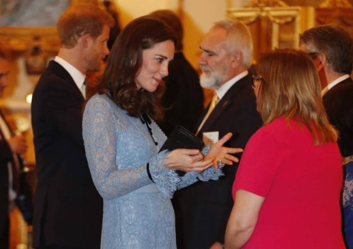 Britain's Catherine, Duchess of Cambridge takes part in a reception at Buckingham Palace to celebrate World Mental Health Day in central London on October 10, 2017 / AFP PHOTO / POOL / Heathcliff O'Malley