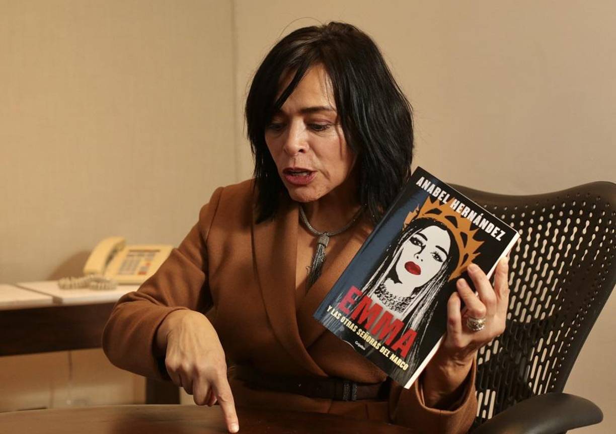 La periodista, experta en temas de narcotráfico desde hace casi tres décadas, resalta que esta investigación es rigurosa, como ha ocurrido con sus libros previos. Hay investigación documental, entrevistas con testigos y una serie de verificaciones que aseguran que escribe con la verdad, por lo que no presta mucha atención a las posibles denuncias de las figuras del espectáculo mexicano. Esta investigación se centra en Emma Coronel, esposa de Joaquín Guzmán Loera “El Chapo”, líder del Cártel del Sinaloa encarcelado en Estados Unidos, pero se trata sobre las mujeres que han estado involucradas sentimentalmente con otros capos en México, no solo son reinas de belleza o seres de excepcional atractivo, sino personajes reconocidos del mundo del espectáculo. 