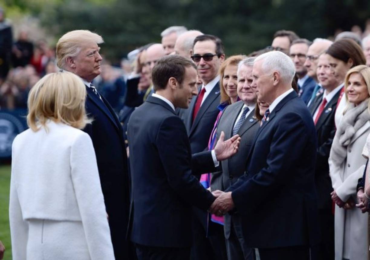 El vicepresidente Mike Pence encabezó el gabinete de Trump reunido para escuchar la disertación de Macron.