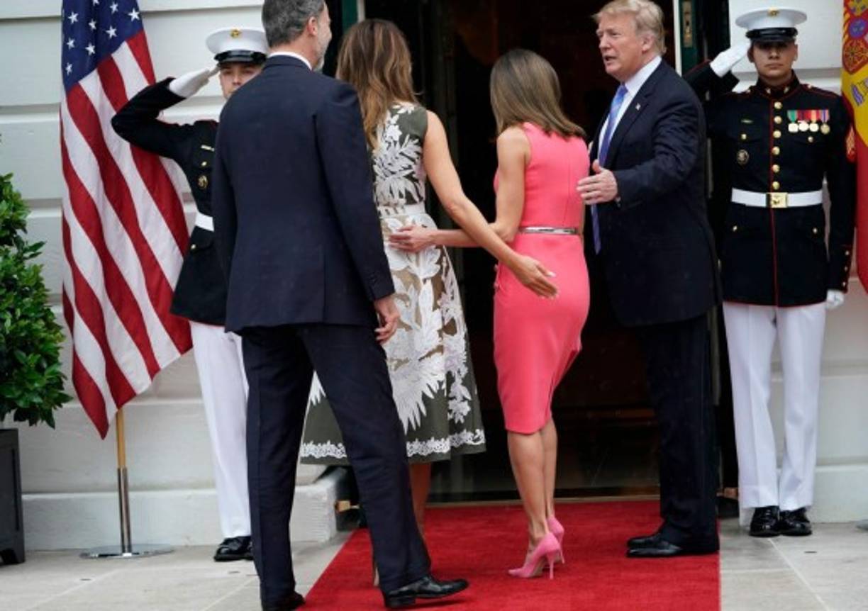 Ambas son de la misma generación, puesto que la esposa de Trump tiene 48 años y la Reina cumplirá 46 en septiembre.