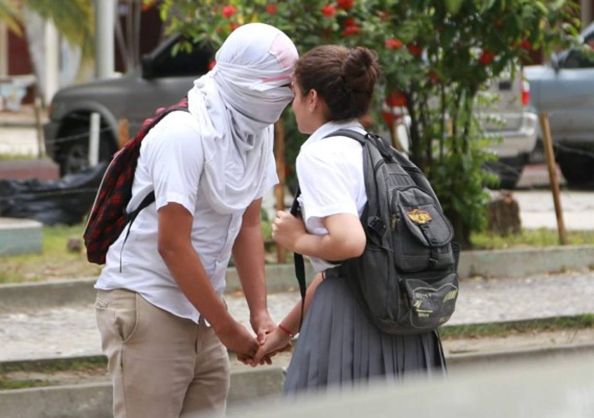 Los jóvenes ya acostumbran taparse el rostro para las protestas, así mismo para estar junto a sus novias.
