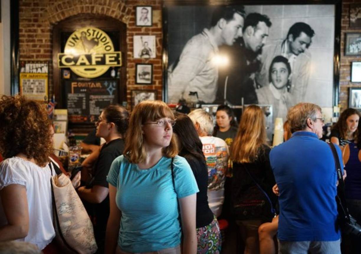 "Los admiradores son vistos delante de las fotografías de Elvis Presley durante un viaje por el Sun Estudio el 13 de agosto de 2017 en Memphis, Tennessee. <br/>"