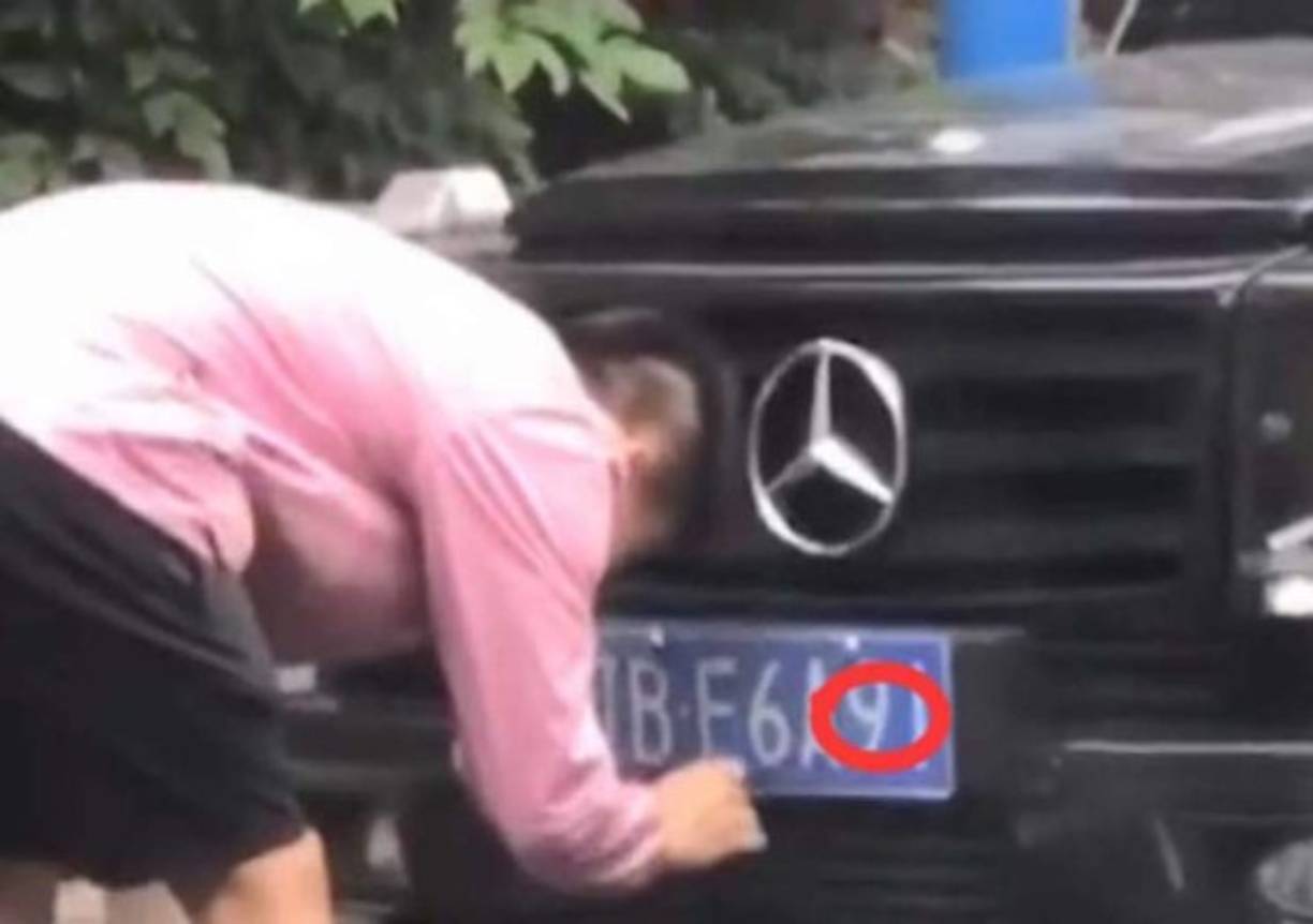 'La policía de tránsito de Guangzhou detectó una anomalía en el tráfico que resultó ilegal al usar una placa modificada', dijo la policía en un comunicado publicado en redes sociales.