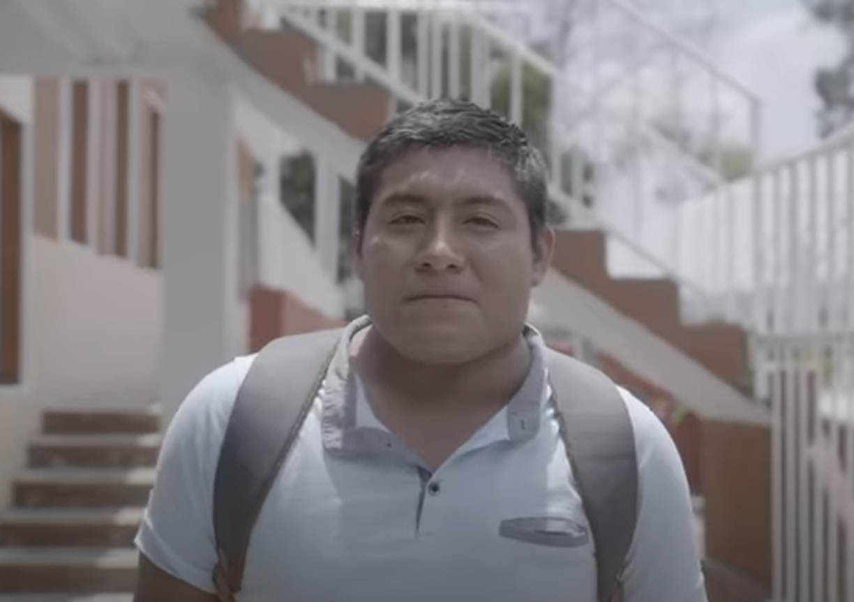 Ulises Martínez, quien tenía solo 20 años cuando ocurrió el crimen, es ahora maestro de primaria. Para él, los horrores de esa noche se extiendieron a lo largo de unas interminables 12 horas. Con firmeza, insiste: “No somos testigos protegidos, solo somos testigos”.