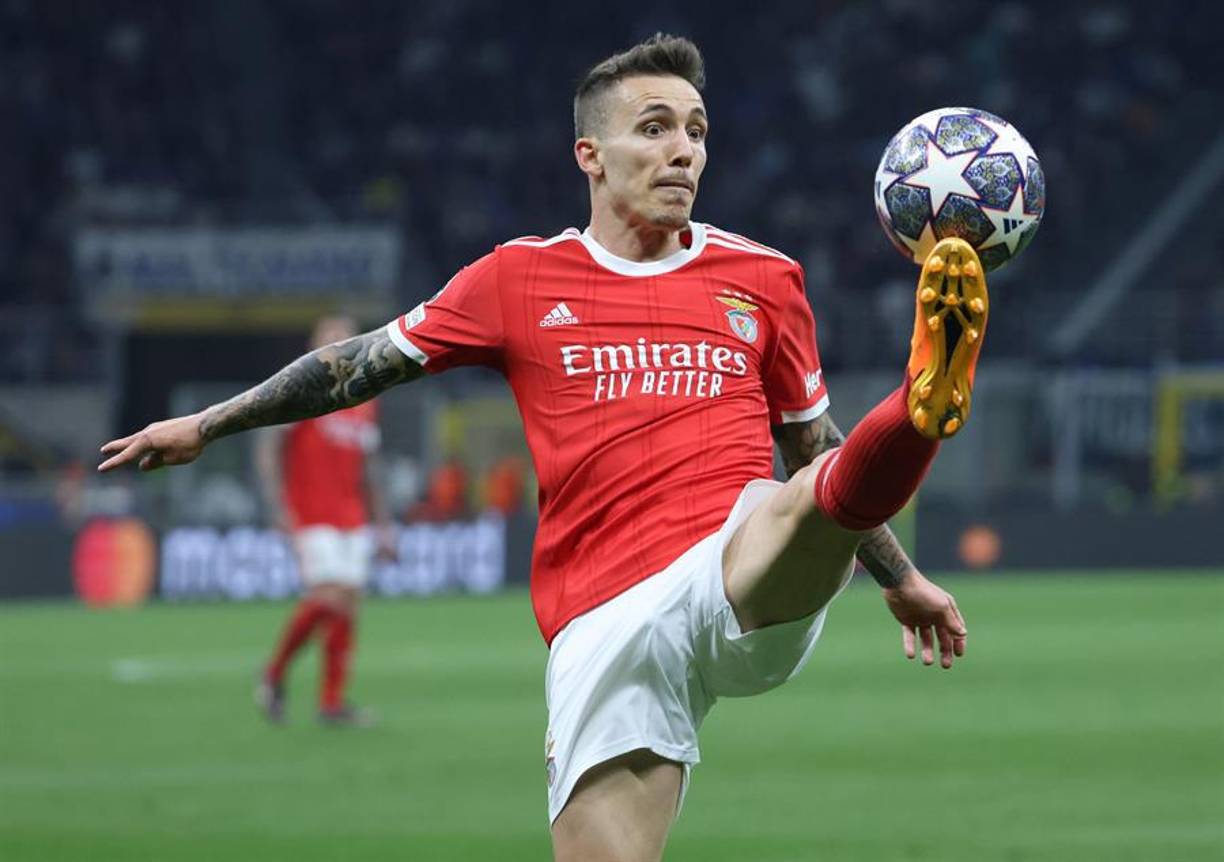 El exjugador del Benfica Alejandro Grimaldo, ya firmó hasta 2027 con el Bayer Leverkusen de Xabi Alonso: “Quería jugar en una liga más competitiva que la portuguesa y éste es el lugar ideal para demostrar mis cualidades”, declaró a los medios del club alemán, al que llega a coste cero.