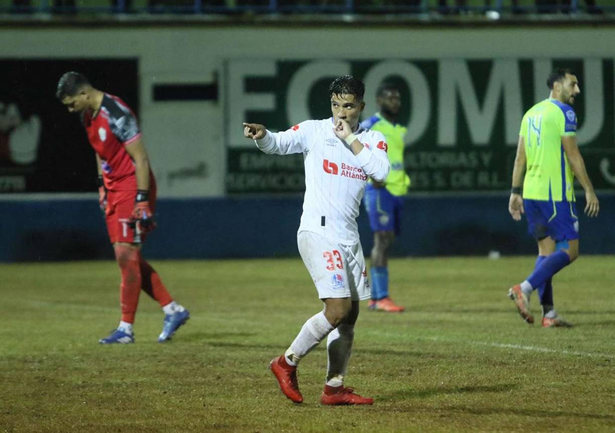 Michaell Chirinos se reivindicó del penal que falló y marcó el empate 1-1 del Olimpia.