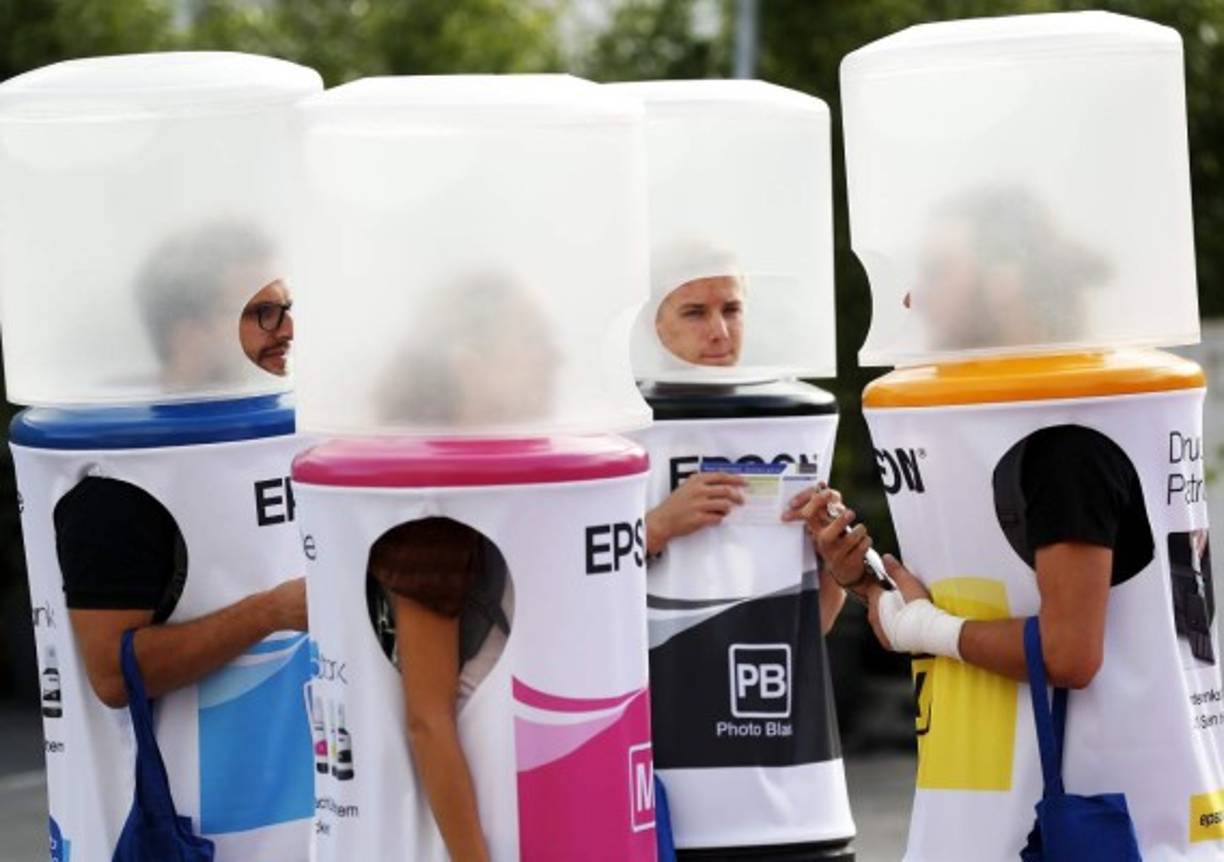 ALEMANIA. Charla entre cartuchos. Empleados disfrazados de cartuchos de tinta en la feria de tecnología de consumo IFA en Berlín.