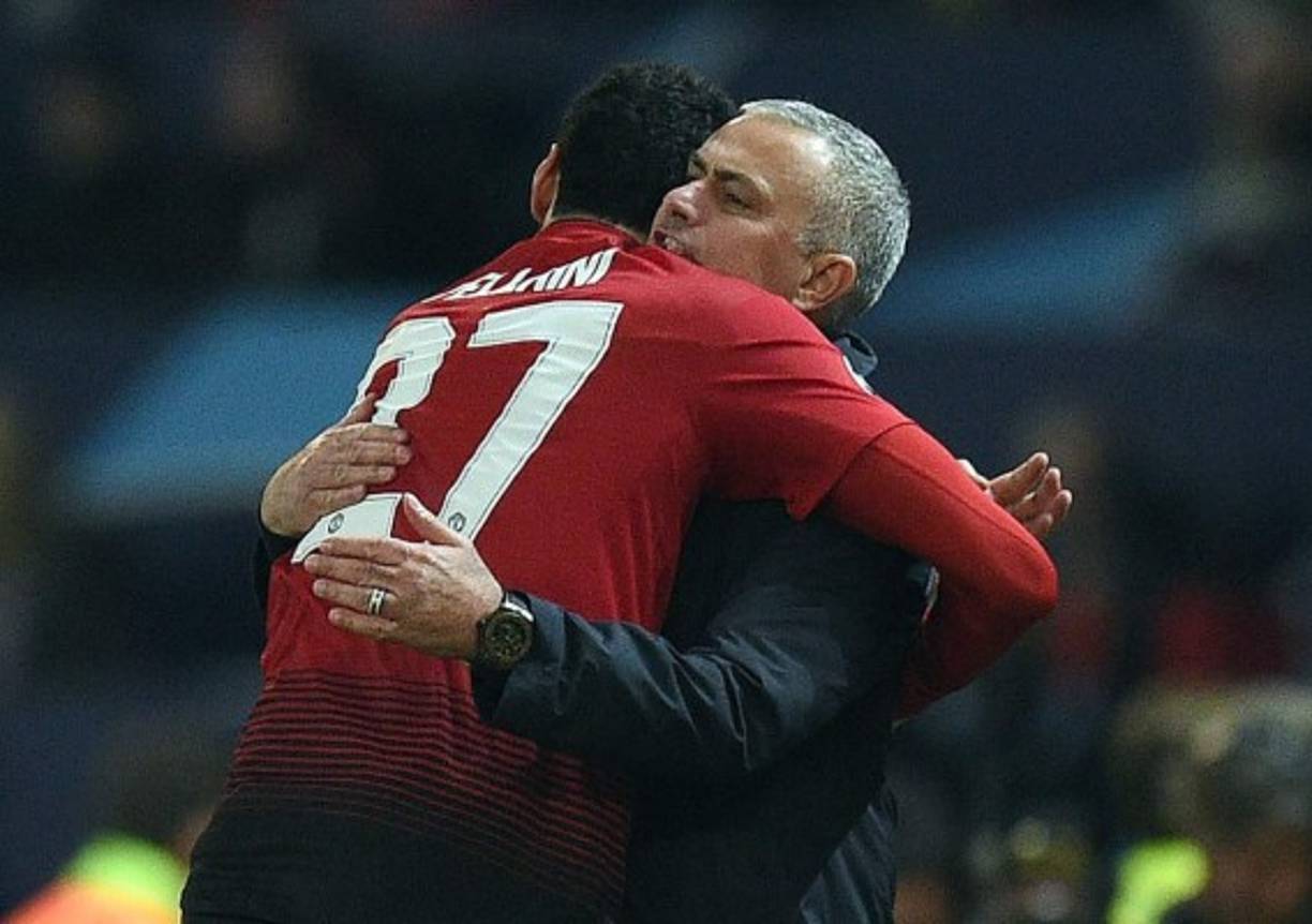 Fellaini se fue a abrazar con Mourinho para celebrar el gol de la victoria de Manchester United.