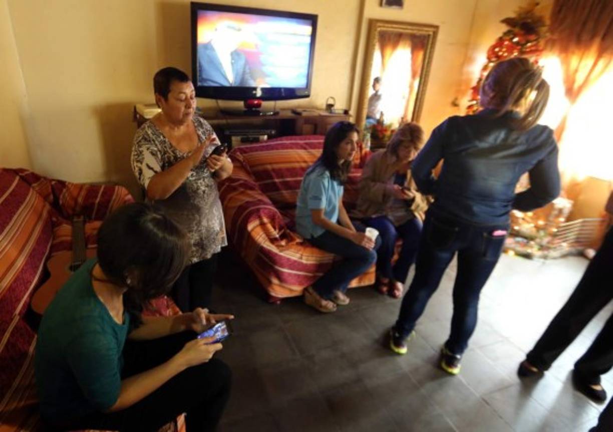 Pasan las horas y la tristeza y preocupación se acrecentan en la familia. Nadie sabe nada de Paola Paz, una estudiante de periodismo.