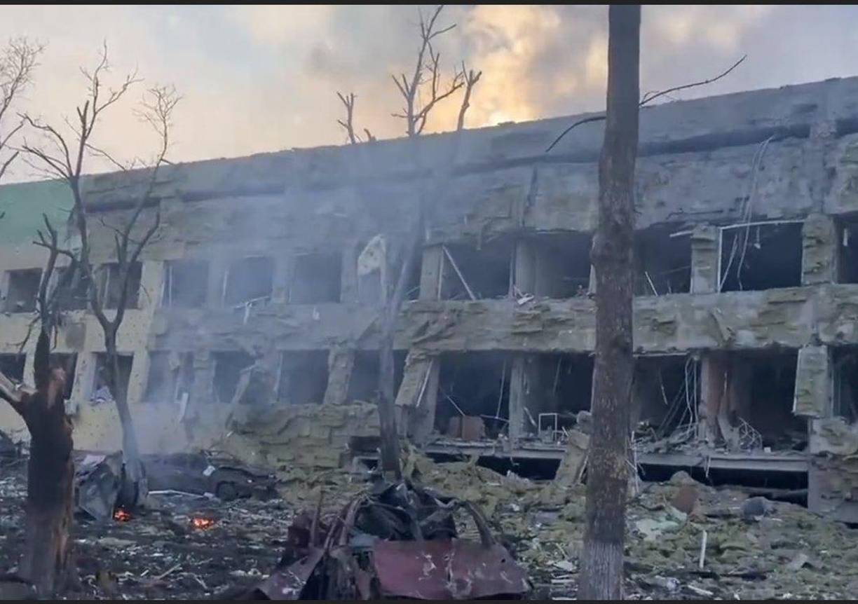 El presidente de Ucrania, Volodímir Zelenski, denunció este ataque aéreo ruso y pidió de nuevo el cierre del espacio aéreo ucraniano. “Ataque directo de las tropas rusas al hospital infantil. Hay personas, niños bajo los escombros. ¡Atrocidad! ¿Cuánto tiempo más será el mundo cómplice ignorando este terror? Cierren el espacio aéreo ya”, escribió Zelenski en Twitter.