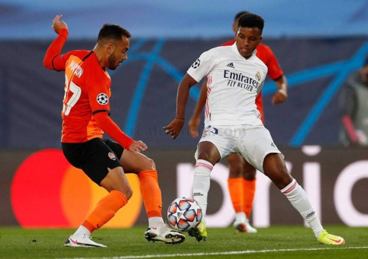 Rodrygo Goes - El joven brasileño no contó con una buena tarde-noche en el Alfredo Di Stéfano. Estuvo desaparecido durante el partido. Zidane le quitó al descanso.