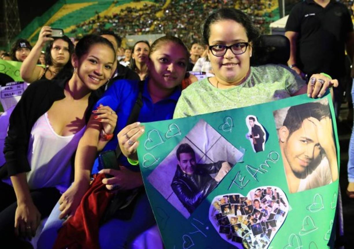 Decenas de fanáticas llegaron al estadio para ver el show de Prince Royce.