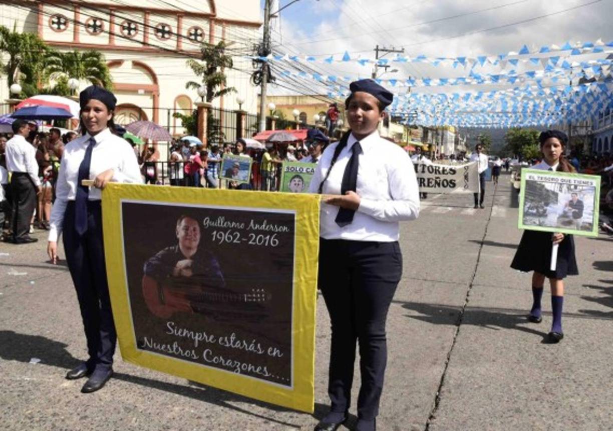 La Ceiba se rindió ante el cantautor hondureño Guillermo Anderson. Fue uno de los personajes más homenajeados este jueves durante los festejos del 195 aniversario de la independencia de la Corona española.