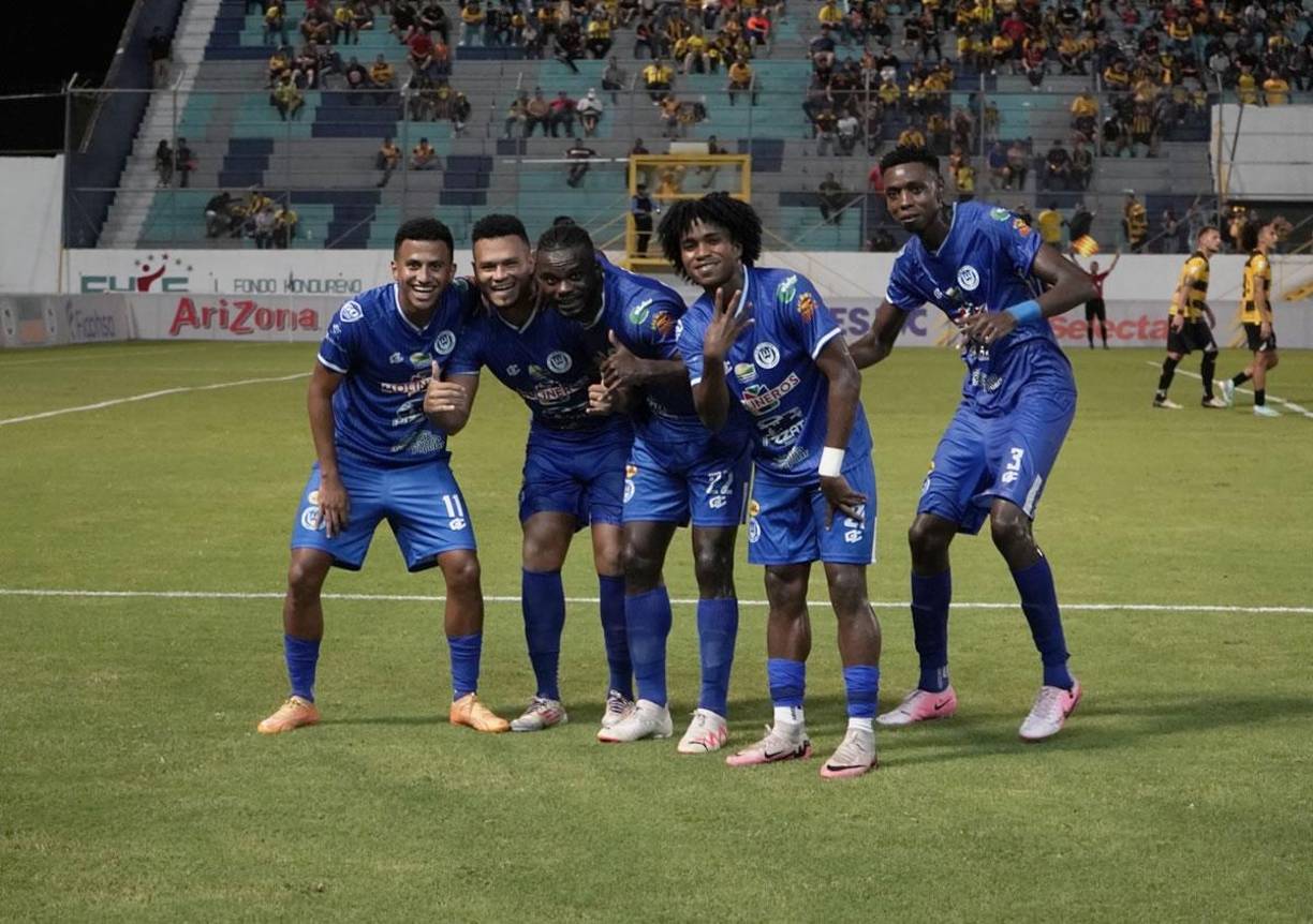 El festejo de los jugadores del Victoria, posando para el lente de Diario La Prensa tras el gol de Rolando Blackburn.