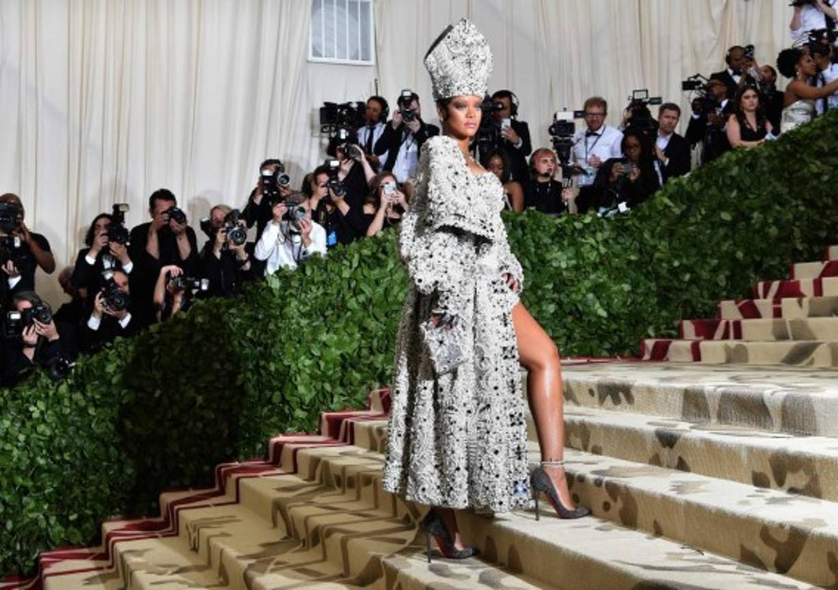 Con un look inspirado en la vestimenta papal, Rihanna acaparó las miradas en la gala Met. <br/><br/>La cantante eligió un atuendo de Maison Margiela con una mitra religiosa que combinó con joyas de Cartier.