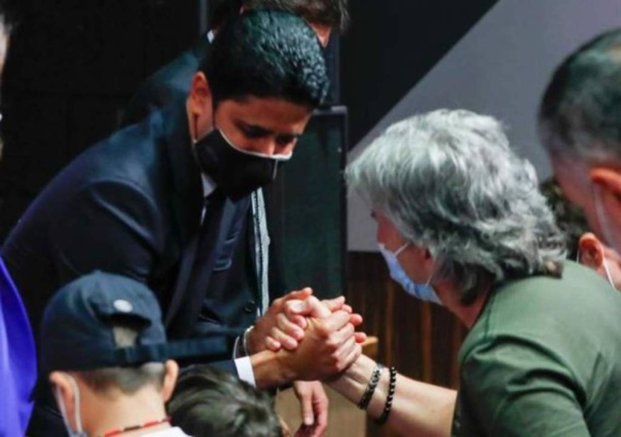 Nasser Al-Khelaifi saludando a Jorge Messi, padre y representante de Leo.