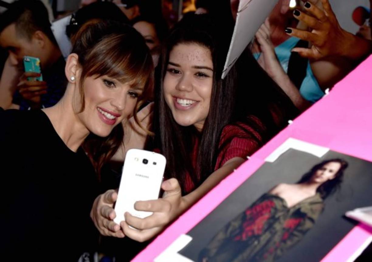 Jennifer Garner se toma selfies con sus fans en el estreno de la película 'Alexander and The Terrible, Horrible, No Good, Very Bad Day'.
