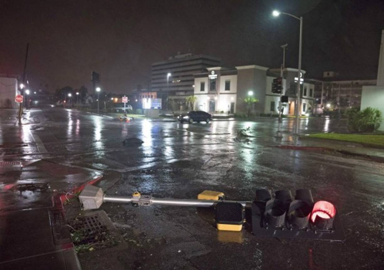En un boletín especial, el centro meteorológico da cuenta del debilitamiento del huracán, el cual se espera que se degrade a tormenta tropical en el transcurso de hoy, cuando aún estará 'serpenteando' en tierra, sobre el suroeste de Texas.