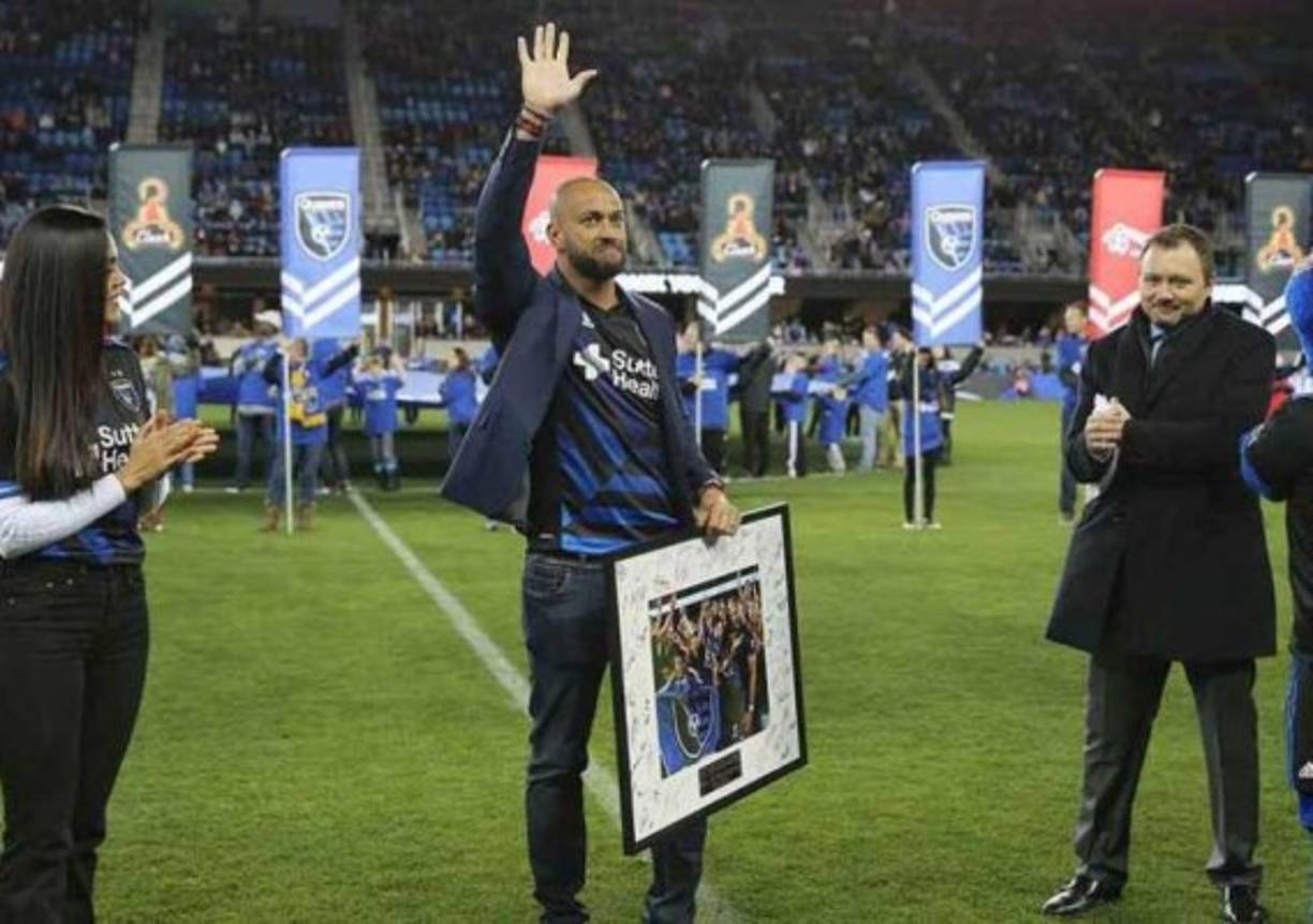 En marzo del 2018 el San Jose Earthquakes le rindió homenaje al defensor hondureño tras cinco años de pertencer al club de la MLS. Este ha sido el último equipo en donde ha militado el catracho.