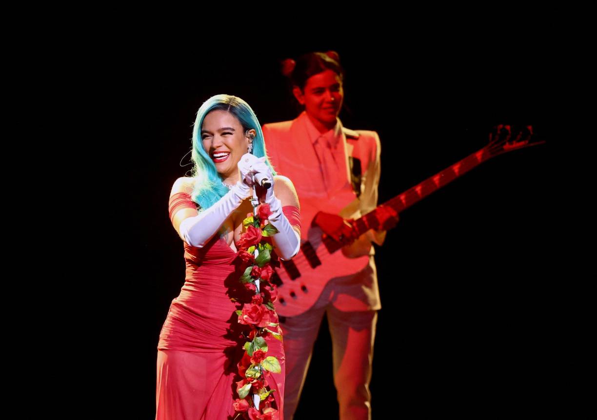 Durante la gala, la intérprete colombiana recibió el galardón “Rule breaker” (rompedora de reglas, en español), que la organización concede a las mujeres que desafían las expectativas con su propuesta musical y que en años anteriores obtuvieron artistas como Demi Lovato y Alessia Cara.