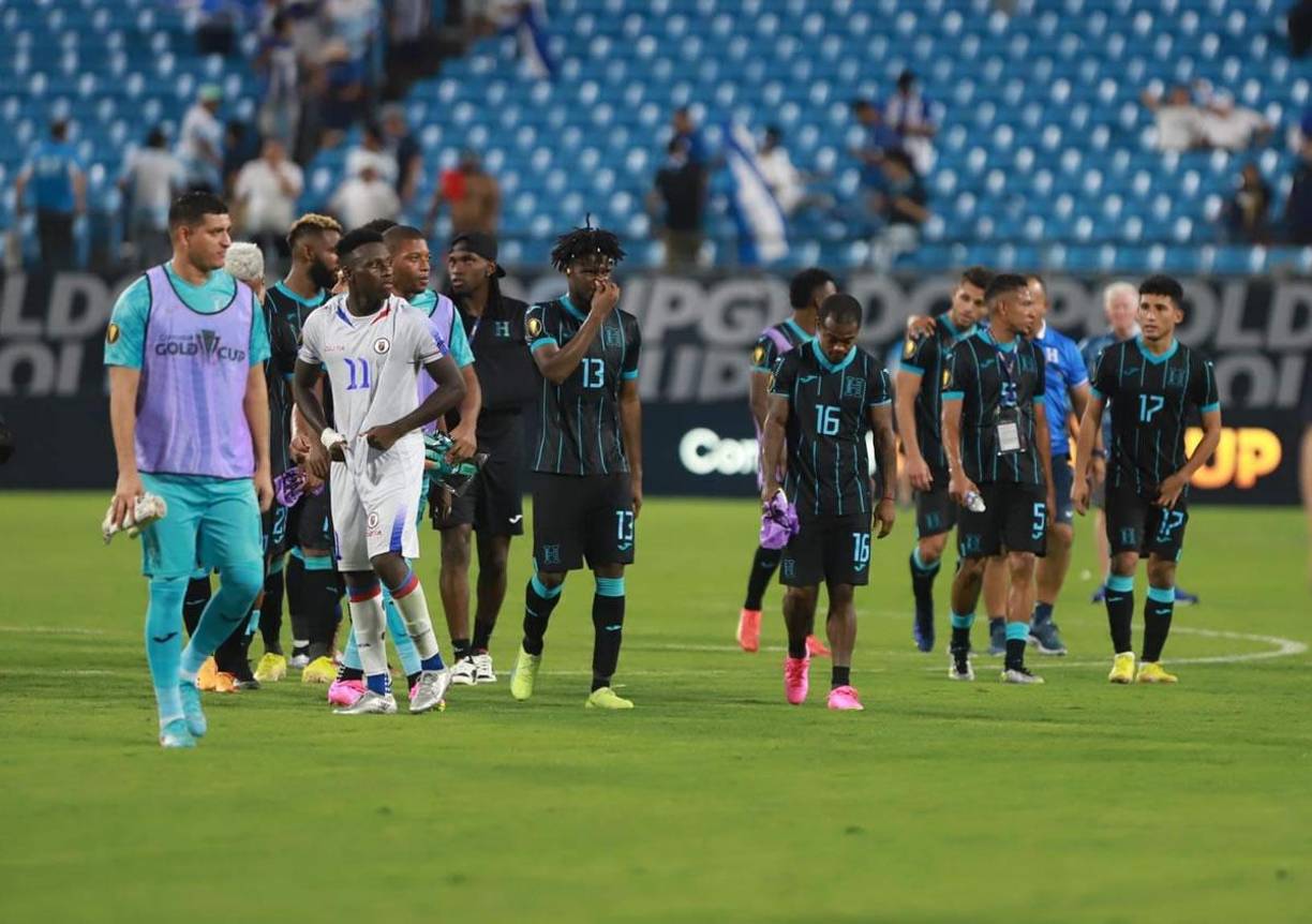 Los jugadores de la Selección de Honduras salieron cabizbajos y tristes del campo tras conocer el resultado del partido México 0-1 Qatar que los dejó eliminados de la Copa Oro 2023.