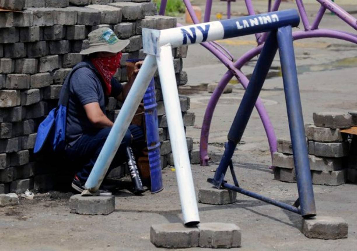 El ataque únicamente terminó cuando decenas de mujeres de los alrededores salieron con cacerolas y cucharas de cocina a protestar, en medio de las balas, contra las fuerzas 'combinadas' gubernamentales.