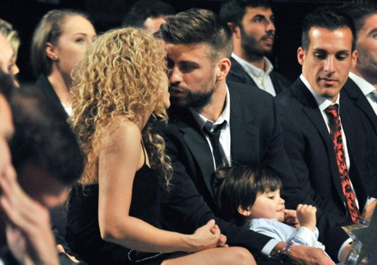 Románticos y felices lucieron Piqué y Shakira.