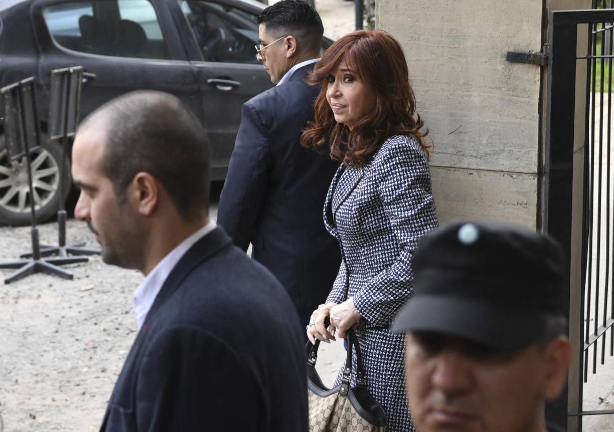 La vicepresidenta de Argentina, Cristina Fernández, fue condenada el martes a 6 años de prisión por administración fraudulenta, una pena bastante menor a la solicitada por la Fiscalía, pero que la exmandataria rechaza y atribuye a una “mafia paraestatal”, que asegura que la quiere “presa o muerta”.