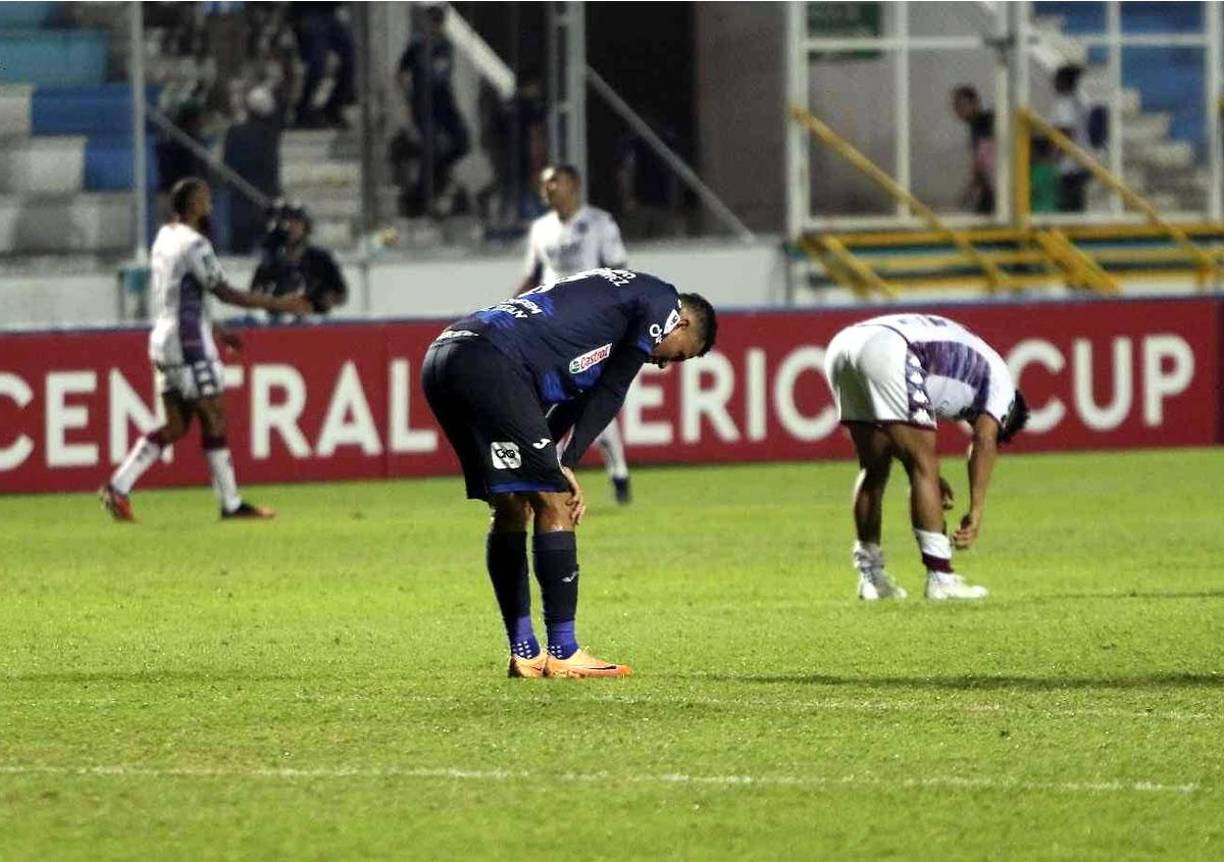 Walter Martínez, cabizbajo tras el pitazo final del partido.