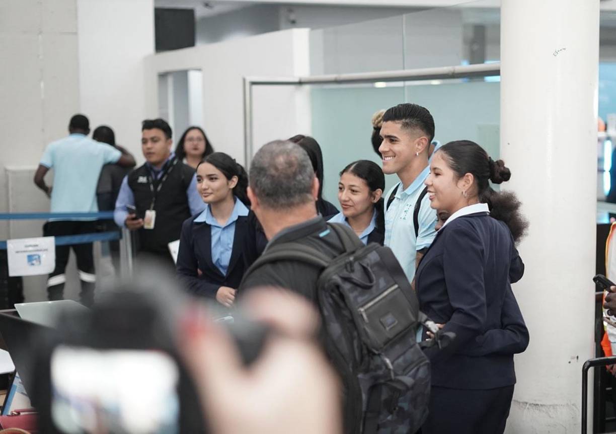 Luis Palma posando con varias empleadas del Aeropuerto Internacional Ramón Villeda Morales de San Pedro Sula.