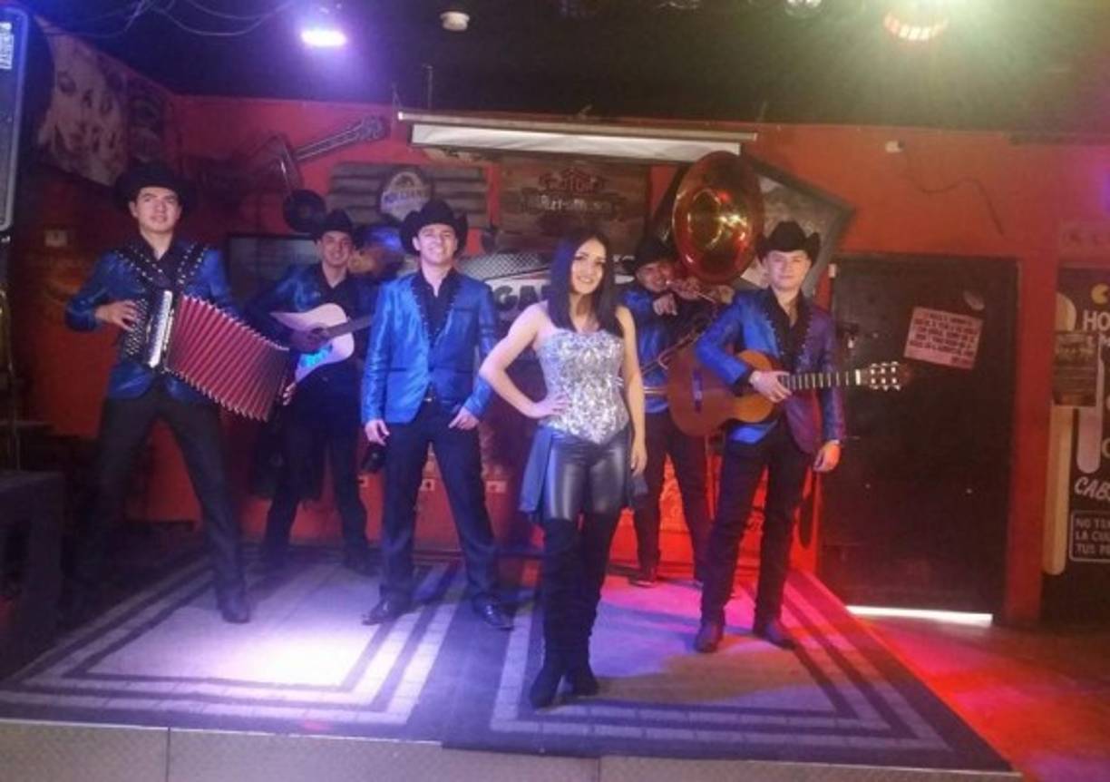 'Los policías sabían perfectamente quién era yo, en español me dijeron que si yo era la mexicana de los quince años, y pues yo decía que sí y que solo iba a una fiesta', dijo Rubí a Univisión al recordar que hace un año fue cuando la encerraron en un 'cuartito' para hacerle muchas preguntas que ella no entendía.<br/>