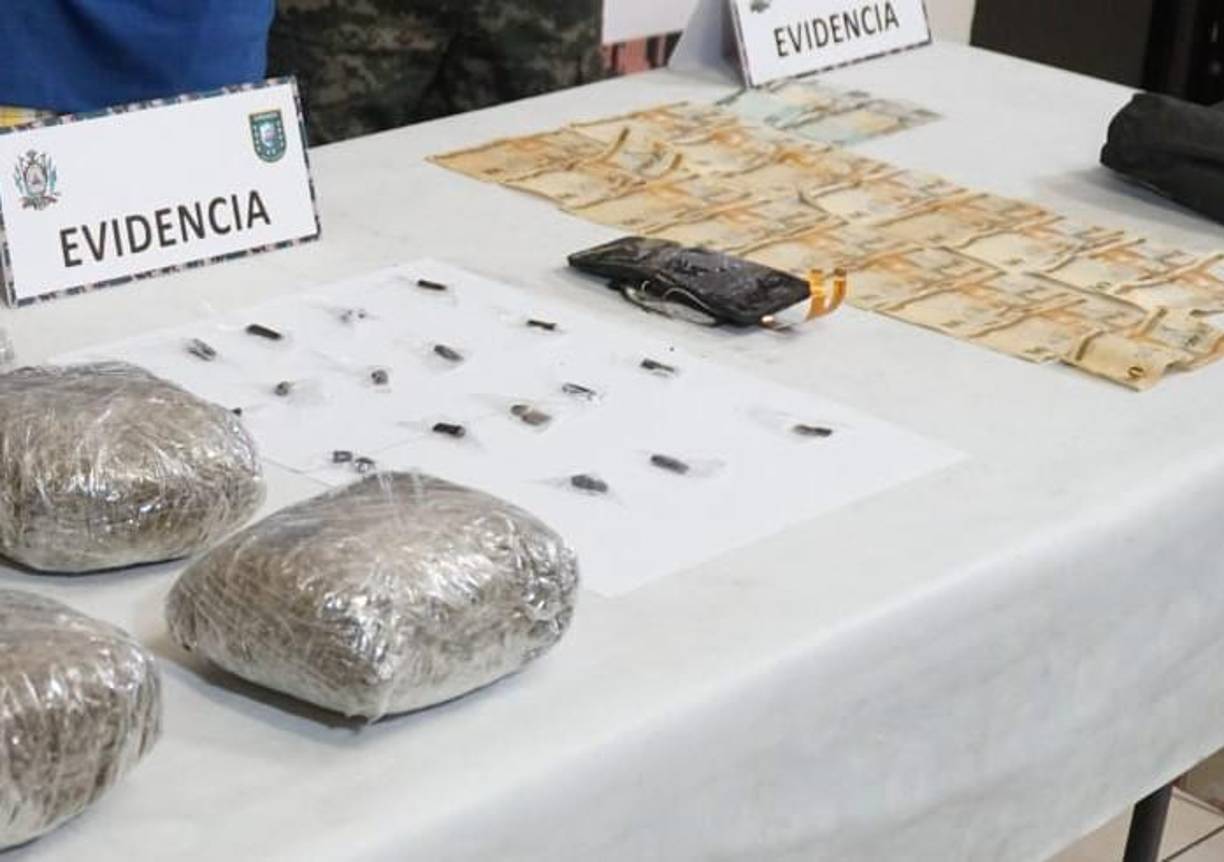 Así como 1,800 lempiras en efectivo, además, un teléfono celular destruid y una mochila de tela color negro. 