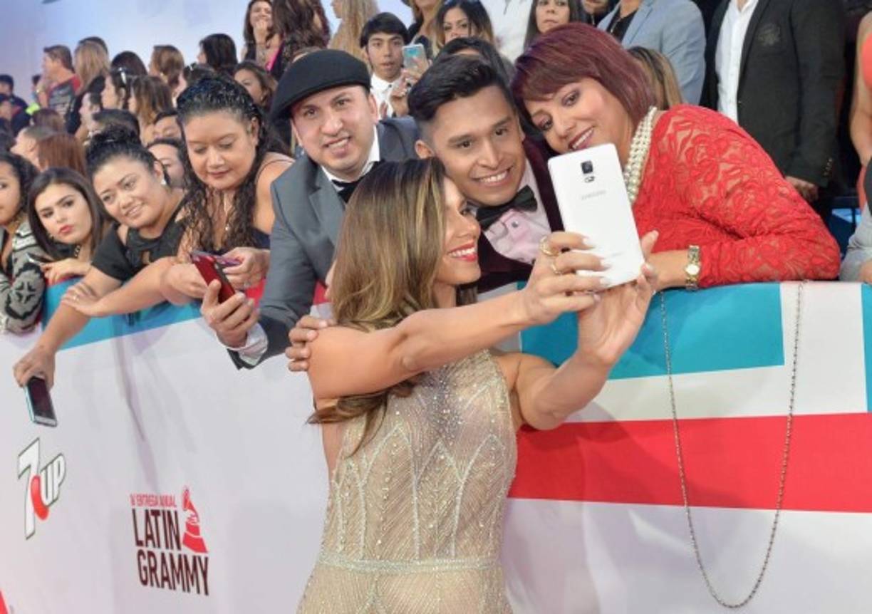 Roselyn Sánchez se saluda con su público.