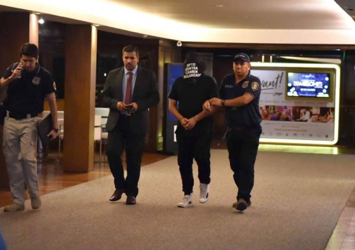 En el hotel fue arrestado el brasileño Wilmondes Sousa Lira, de quien se sospecha que dio los documentos paraguayos al exjugador y su hermano al bajar del avión, antes de dirigirse al control migratorio.
