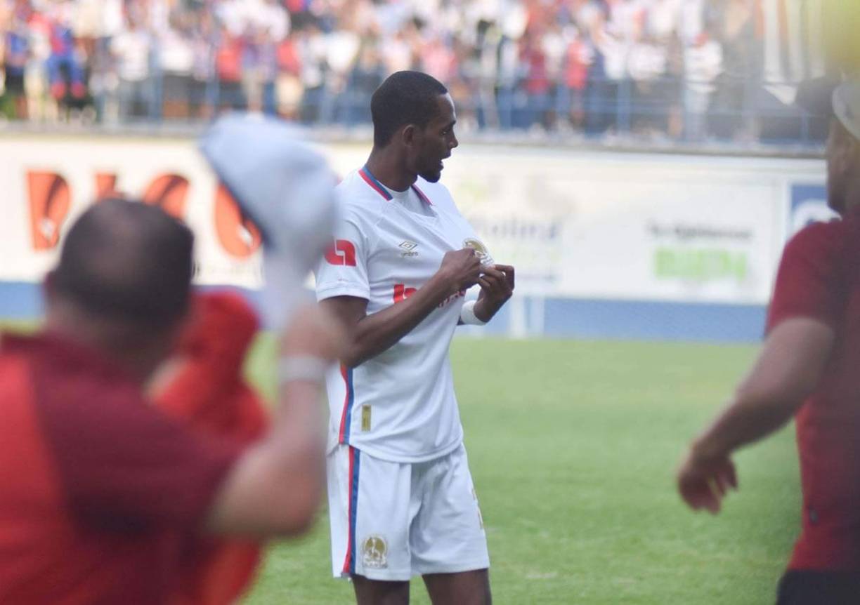 El capitán olimpista se señaló el escudo del Olimpia en la celebración de su gol.