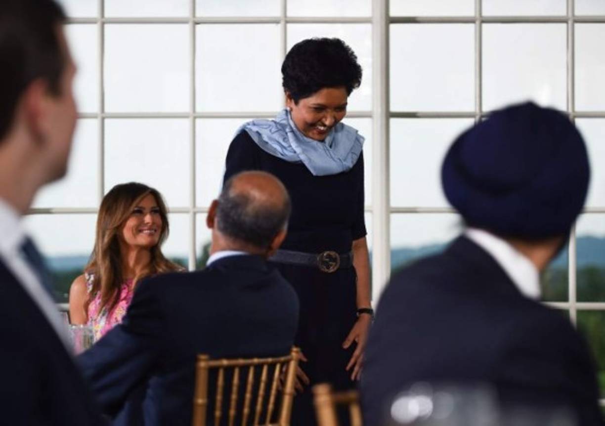 Melania conversó alegremente con la CEO de PepsiCo, Indra Nooyi.