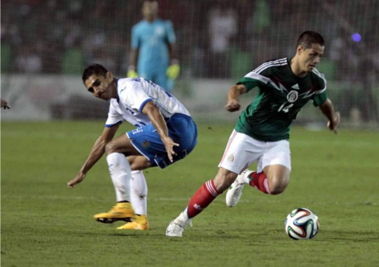 Javier Hernández deja atrás la marca de Jorge Claros.