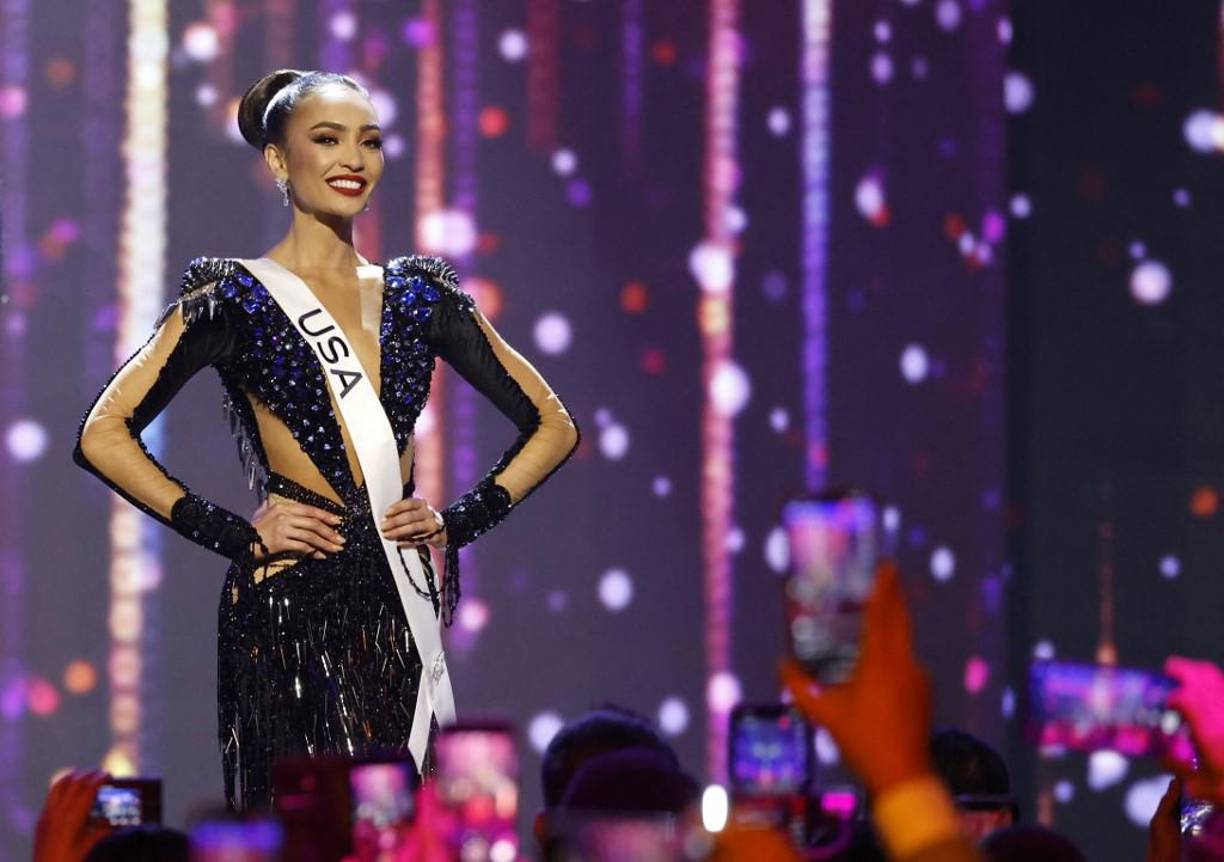 Como diseñadora, a Gabriel le apasiona la moda ecológica. Su amor por el estilo sostenible comenzó cuando era niña cuando visitaba tiendas de segunda mano con su madre, que fue su introducción al “reciclaje”.