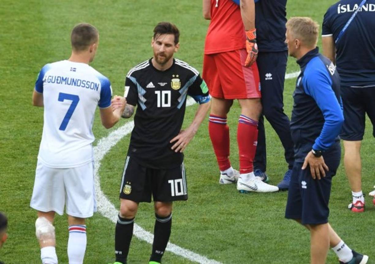 Jugadores de Islandia llegaron a darle la mano a Messi al final del juego.