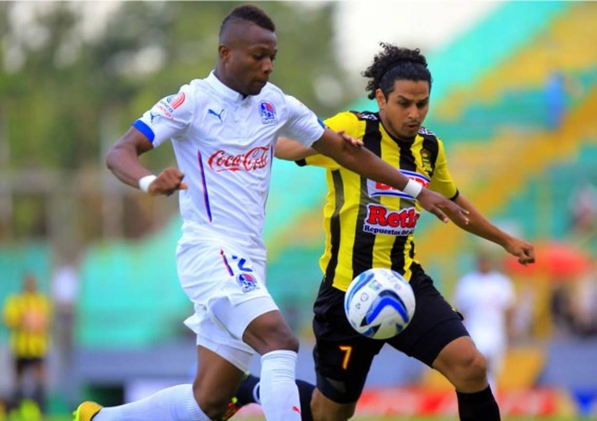 Kevin Álvarez y Luis Lobo disputando el balón.