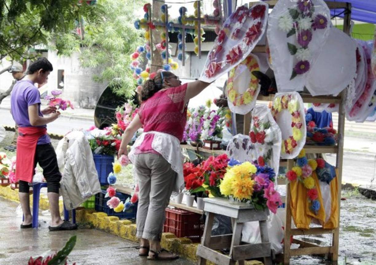 Como siempre, el Día de Difuntos sirvió también para generar ingresos para algunas personas que vendieron arreglos florales a las entradas de los cementerios.