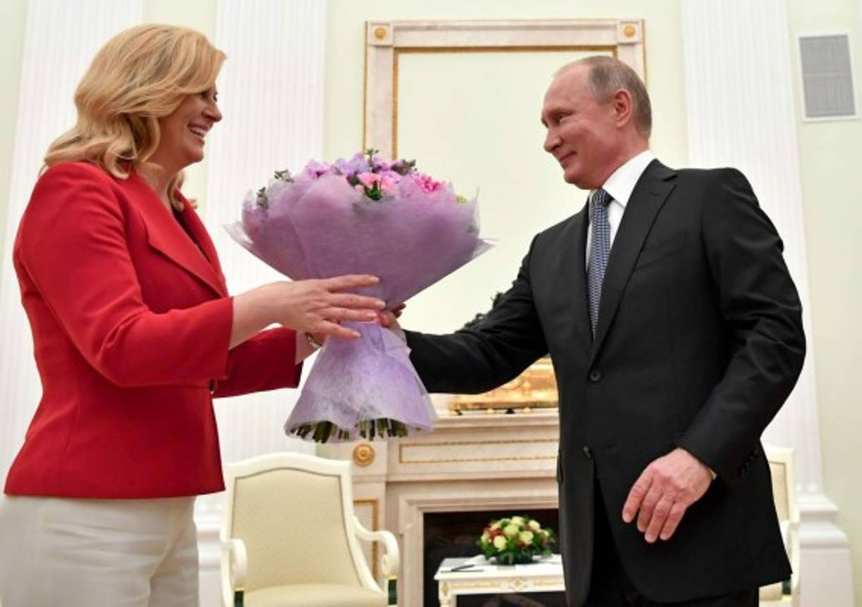 El presidente Vladimir Putin de Rusia le obsequió un ramo de rosas a la presidenta de Croacia.