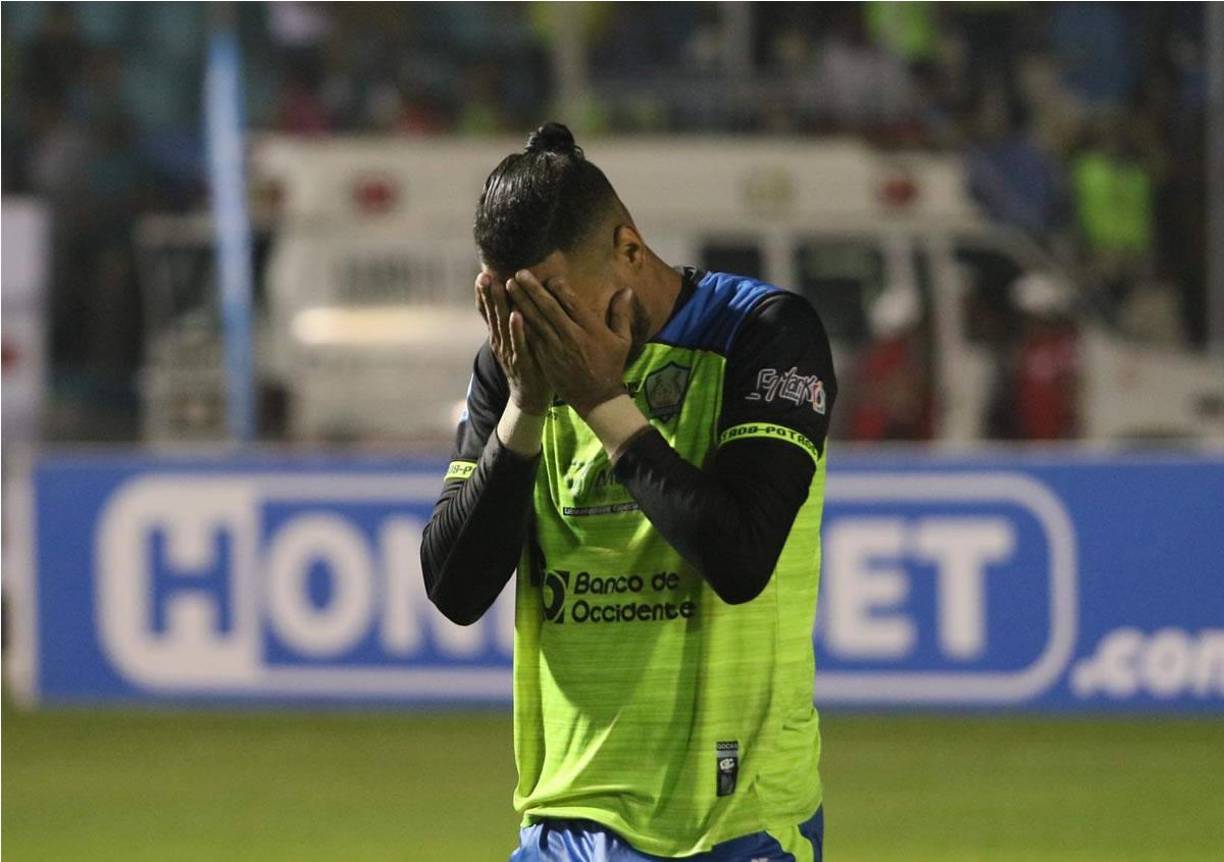 Allan Cárcamo no pudo contener las lágrimas.